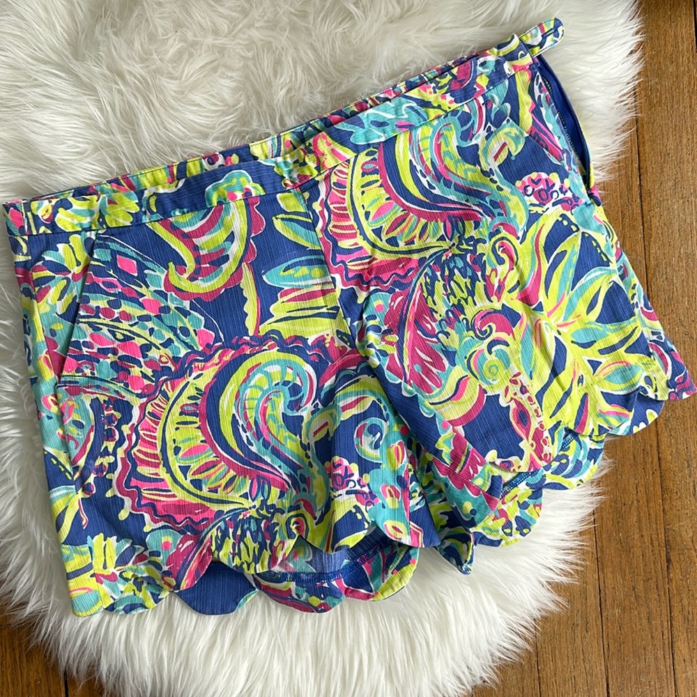 Lilly Pulitzer scalloped shorts- size 8
